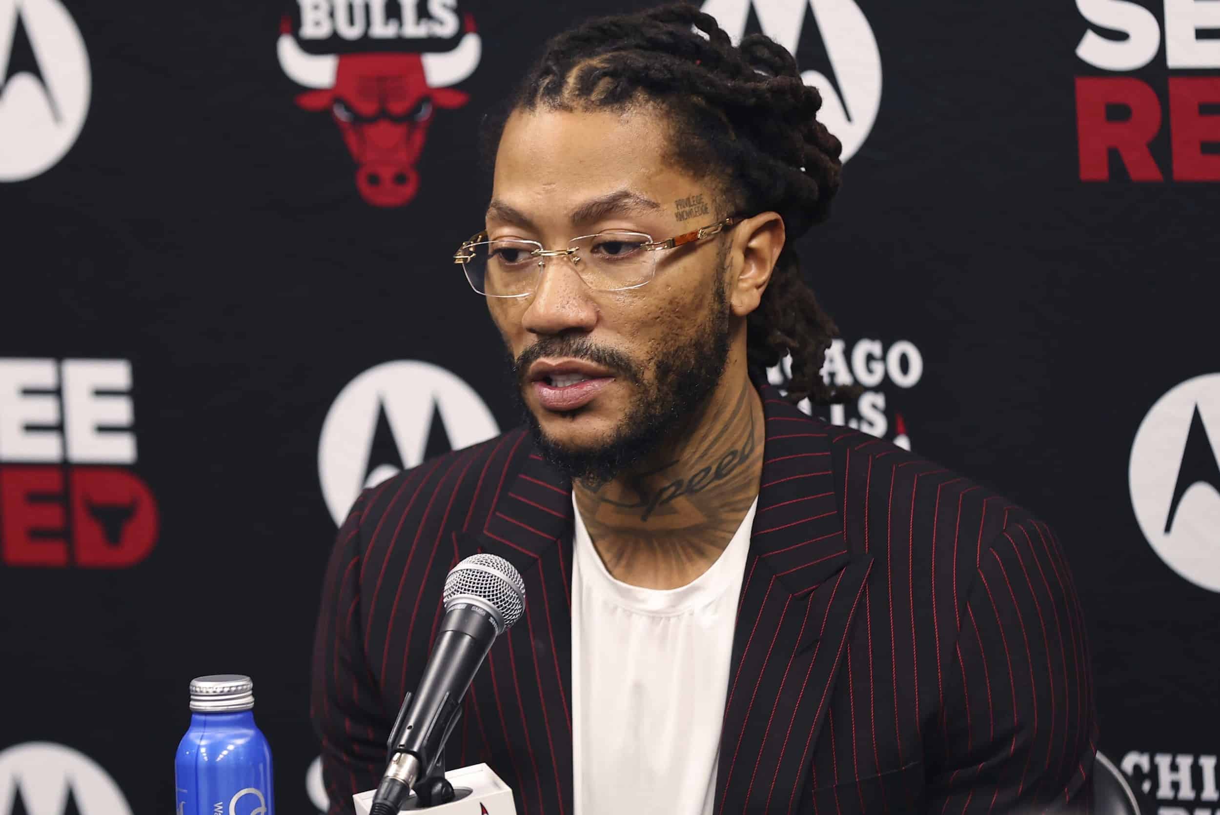 Chicago Bulls akan memensiunkan jersey Derrick Rose musim depan Chicago Bulls akan memensiunkan jersey Derrick Rose musim depan