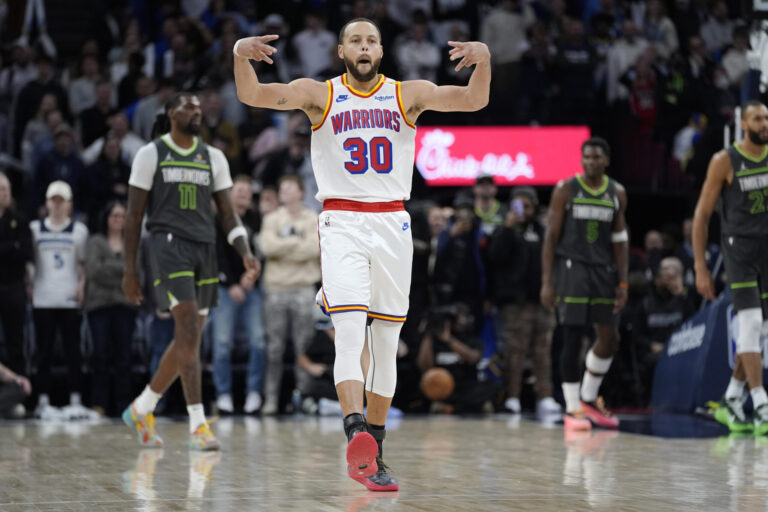 Warriors membiarkan keunggulan 24 poin hilang begitu saja, namun masih terikat dengan Timberwolves