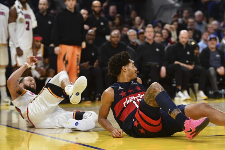 Steph Curry cedera pergelangan kaki, Warriors kalahkan Wizards