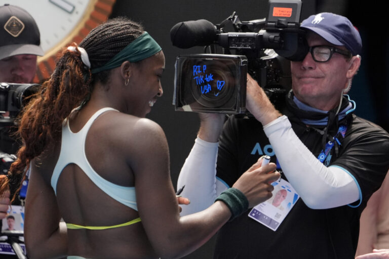Coco Gauff menulis “RIP TikTok USA” di kamera TV
