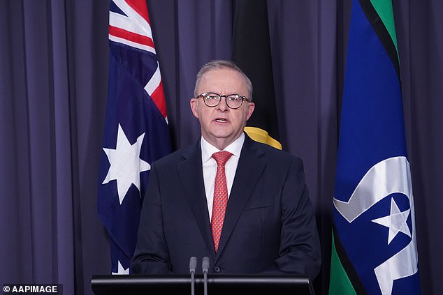 Anthony Albanese mengumumkan perombakan kabinet menjelang pemilihan federal