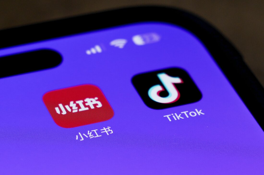 Ikon untuk aplikasi Xiaohongshu dan TikTok di layar ponsel.