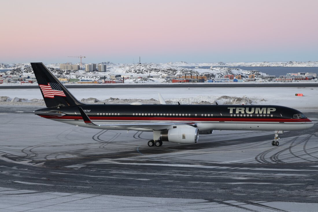 Sebuah pesawat yang membawa putra Presiden terpilih AS Donald Trump Jr. tiba di Nuuk, Greenland pada hari Selasa. 