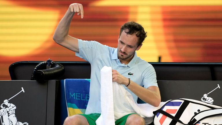 Daniil Medvedev dari Rusia memberi isyarat saat istirahat pada pertandingan putaran pertamanya melawan Kasidit Samray dari Thailand pada kejuaraan tenis Australia Terbuka di Melbourne, Australia, Selasa, 14 Januari 2025. (Foto AP/Ng Han Guan)