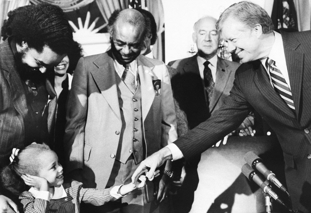Berjabat tangan dengan Presiden Carter Berjabat tangan dengan Presiden Carter