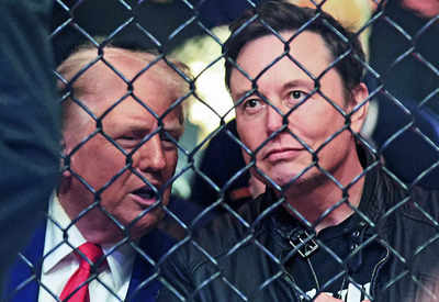 Bagaimana Musk hampir benar-benar menempatkan dirinya di depan pintu Trump