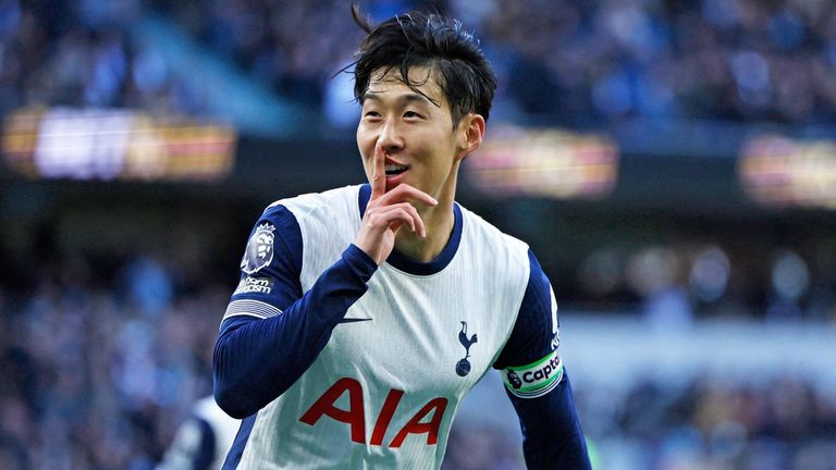 Heung-Min Son merayakannya setelah mencetak gol keempat Spurs melawan West Ham