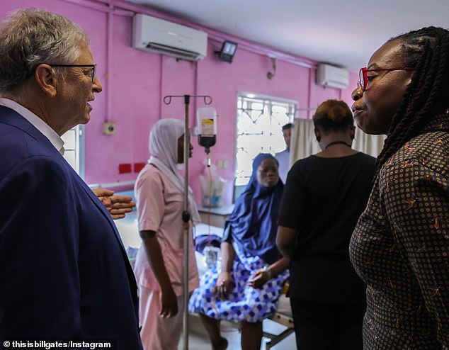 Gates memberi penjelasan kepada Trump tentang upayanya memerangi HIV, dan mengungkapkan bahwa yayasannya sedang berupaya untuk menyembuhkan virus tersebut. Gates difoto dalam perjalanan ke rumah sakit di Nigeria