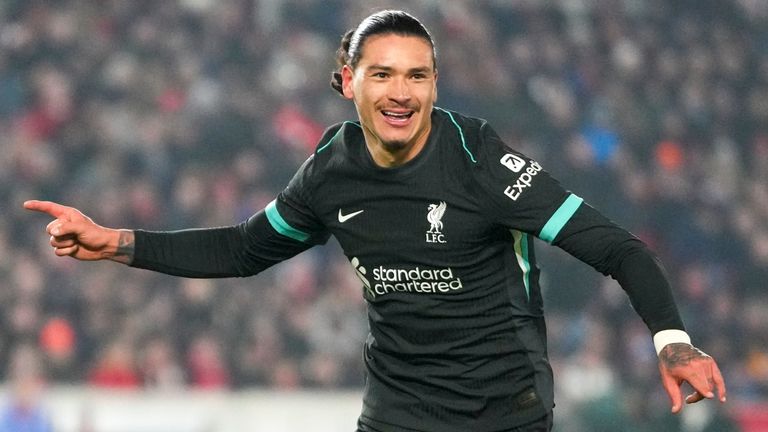 Darwin Nunez dari Liverpool melakukan selebrasi setelah mencetak gol kedua timnya (AP Photo/Kirsty Wigglesworth)