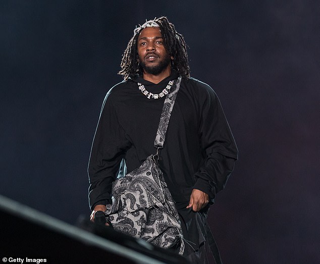 Drake mengatakan dalam dokumen pengadilan bahwa UMG mengetahui lagu diss track Lamar akan berisi lirik dan gambar yang mengisyaratkan dia adalah seorang pedofil.