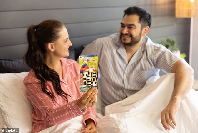 Dua orang Australia yang beruntung telah memenangkan hadiah Lotto yang sangat besar di Tahun Baru