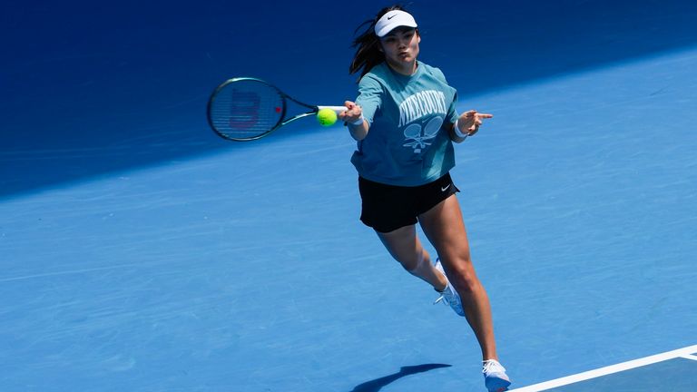 Emma Radukanu dari Inggris melakukan pukulan forehand saat latihan jelang kejuaraan tenis Australia Terbuka di Melbourne, Australia, Jumat, 10 Januari 2025. (Foto AP/Manish Swarup)