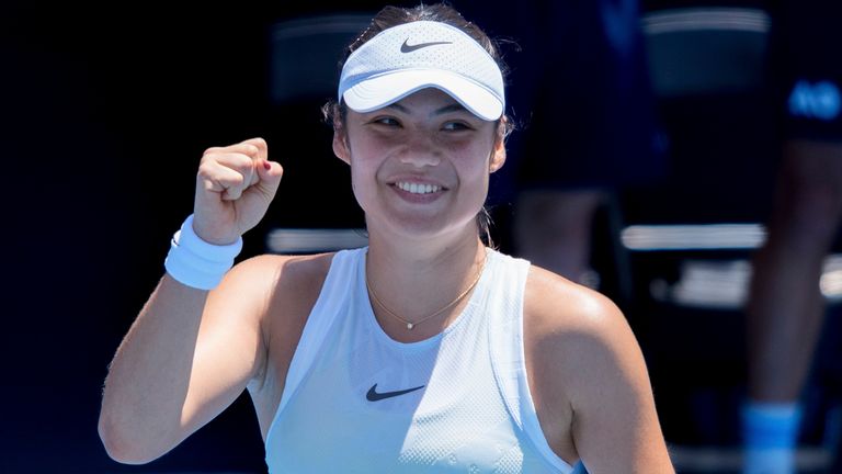 EMMA RADUKANOU dari Inggris melakukan selebrasi usai mengalahkan unggulan ke-26 EKATERINA ALEXANDROVA dari Federasi Rusia di Lapangan 3 pada pertandingan putaran pertama tunggal putri pada hari ketiga Australia Terbuka 2025 di Melbourne, Australia. Sydney Low/Cal Sport Media (Kredit gambar: © Sydney Low/Cal Sport Media) (Cal Sport Media melalui AP Images)