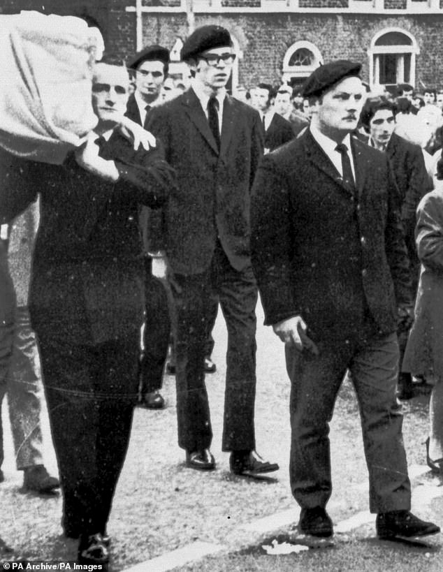 Gambar Gerry Adams (tengah) di Belfast pada tahun 1973, berpose sebagai anggota Pengawal Kehormatan IRA pada pemakaman seorang anggota yang tewas ketika bom ditanam