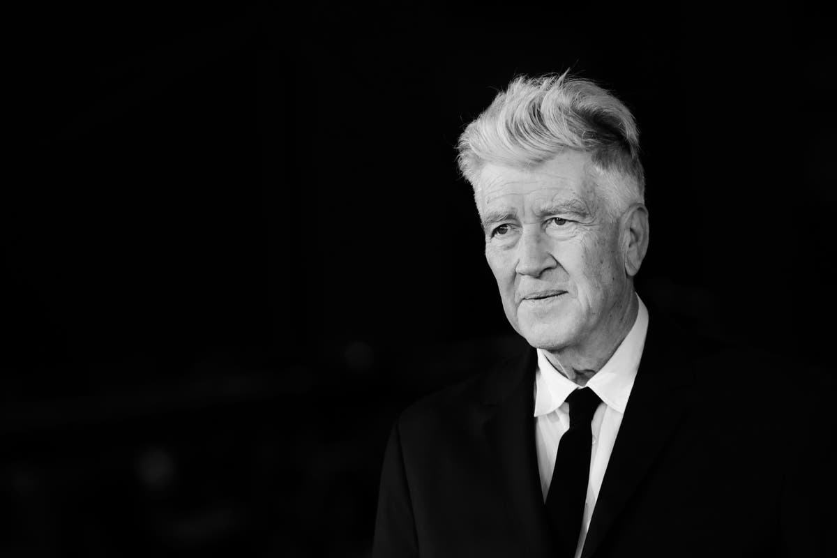 Pembaruan kematian David Lynch: Penghormatan mengalir ketika direktur Twin Peaks dan Mulholland Drive meninggal pada usia 78 Pembaruan kematian David Lynch: Penghormatan mengalir ketika direktur Twin Peaks dan Mulholland Drive meninggal pada usia 78
