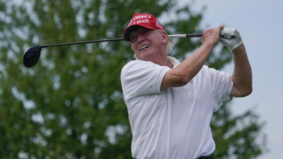 Donald Trump terlihat bermain golf beberapa jam setelah hukuman uang tutup mulut, ungkap foto eksklusif