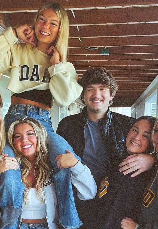 Kohberger dituduh membunuh mahasiswa Universitas Idaho Kylee Goncalves, Madison Mogen, Ethan Chapin dan Xana Kernodil.