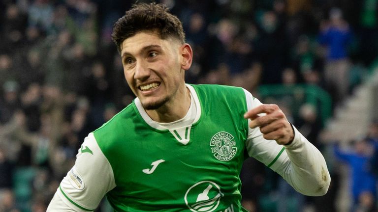 EDINBURGH, SCOTLAND - 11 JANUARI: Hibernian's Nectar Triantis... merayakan setelah mencetak gol untuk menjadikan skor 2-0 dalam pertandingan William Hill Premiership antara Hibernian dan Motherwell di Easter Road Stadium pada 11 Januari 2025 di Edinburgh, Skotlandia. (Foto oleh Ross Parker/Grup SNS)