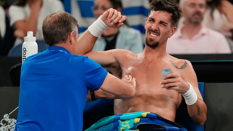 Thanasi Kokkinakis dari Australia menerima perawatan saat pertandingan putaran kedua melawan Jack Draper dari Inggris pada kejuaraan tenis Australia Terbuka di Melbourne, Australia, Rabu, 15 Januari 2025. (Foto AP/Asanka Brendon Ratnayake)