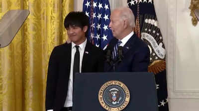 Kejanggalan 'Selamat Ulang Tahun' Biden menjadi viral setelah dia lupa nama seorang remaja di atas panggung