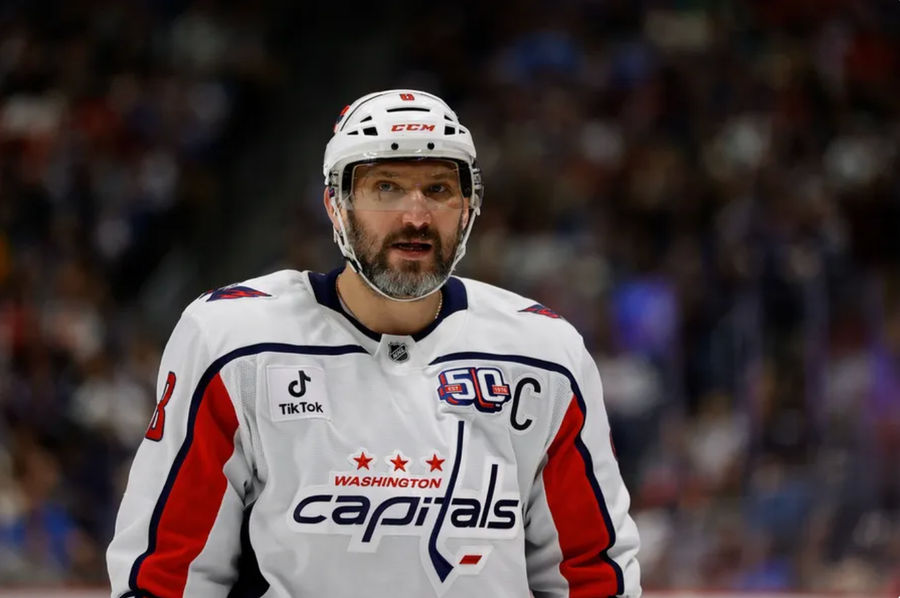15 November 2024; Denver, Colorado, AS; Sayap kiri Washington Capitals Alex Ovechkin (8) selama periode pertama melawan Colorado Avalanche di Ball Arena. Kredit Wajib: Gambar Isaiah J. Downing-Imagne