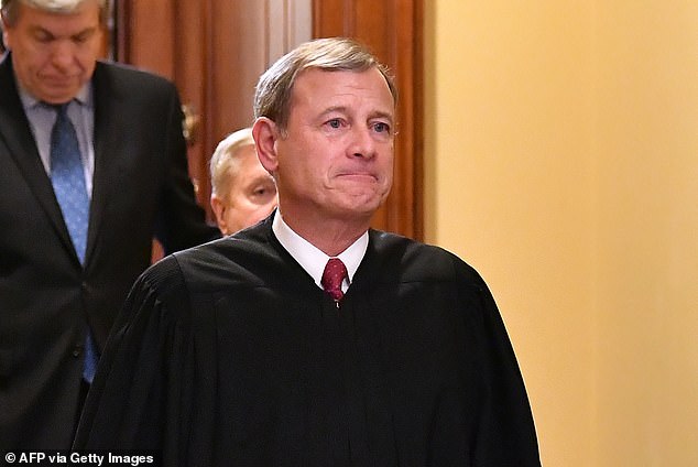 Ketua Mahkamah Agung Roberts mengeluarkan peringatan tersebut di depan Gedung Putih Trump Ketua Mahkamah Agung Roberts mengeluarkan peringatan tersebut di depan Gedung Putih Trump