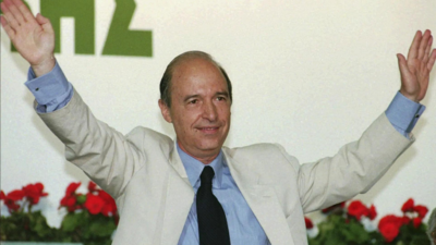 Kostas Simitis, mantan perdana menteri Yunani dan arsitek zona euro, meninggal pada usia 88 tahun