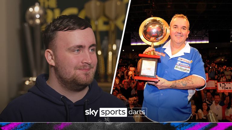 Darts - Kejuaraan Dart Dunia Ladbrokes.com - Hari Ketiga Belas - Istana Alexandra Phil Taylor merayakan dengan trofi setelah kemenangannya atas Simon Whitlock di final selama Kejuaraan Dart Dunia Ladbrokes.com di Alexandra Palace, London.