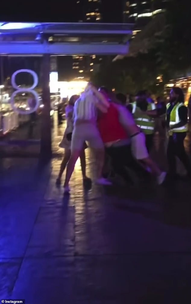 MOMEN LIAR Perkelahian buruk di Sydney saat kembang api keluarga berubah menjadi kekacauan MOMEN LIAR Perkelahian buruk di Sydney saat kembang api keluarga berubah menjadi kekacauan