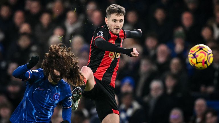 Bek Chelsea Mark Cucurella (kiri) berebut bola dengan pemain Bournemouth David Brooks