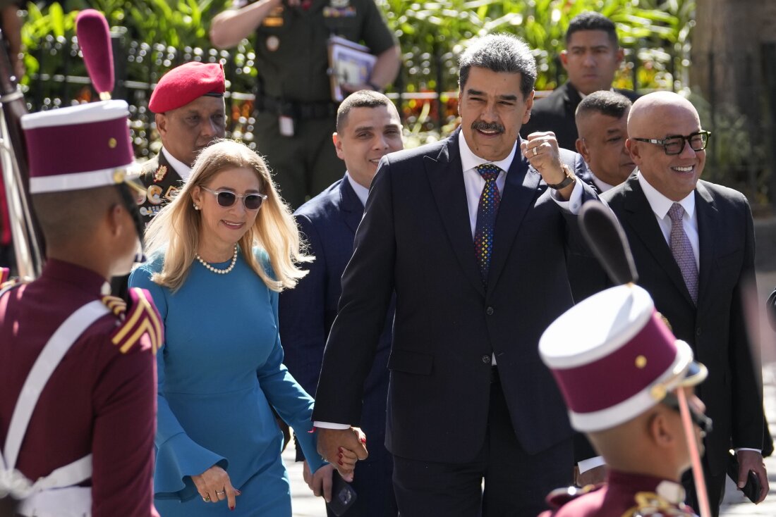 Presiden Venezuela Nicolás Maduro dan istrinya Celia Flores tiba di Majelis Nasional untuk pelantikan mereka untuk masa jabatan ketiga, Jumat, 10 Januari 2025, di Caracas, Venezuela.