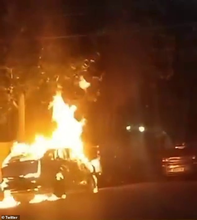 Momen mengerikan sebuah mobil meledak di jalan perumahan di East St Kilda, menimbulkan kepulan asap di Melbourne