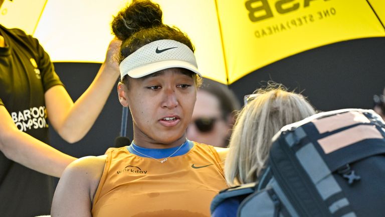 Naomi Osaka menerima perawatan medis di final ASB Classic 2024 di Auckland (Associated Press)
