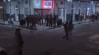 PERHATIKAN: Polisi New Orleans 'berjalan kaki' ke serangan Bourbon Street, netizen memuji kepahlawanan mereka