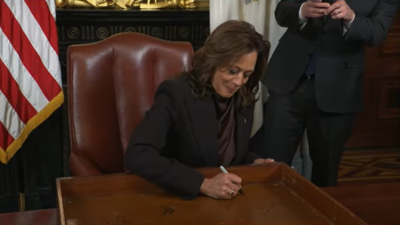 'Pekerjaan kita di sini penting': Pensiunan wakil presiden Kamala Harris menandatangani laci seremonial