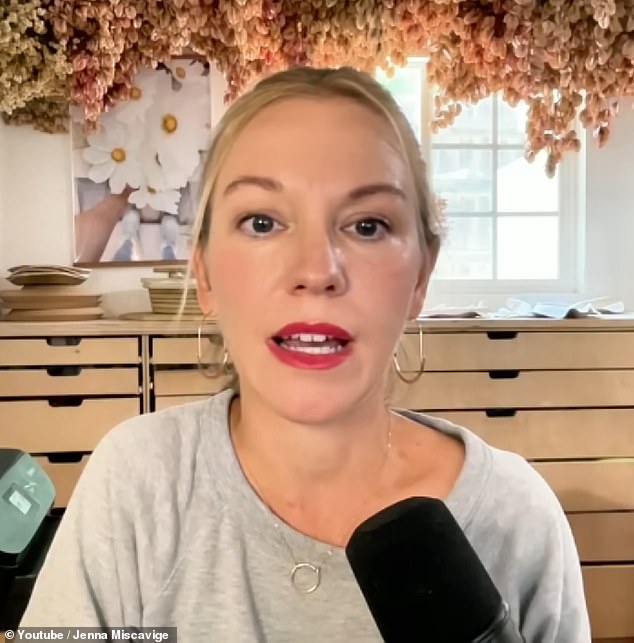 Seperti keponakan pemimpin David Miscavige yang berusia 40 tahun, Jenna Miscavige (foto), dia telah bekerja di C.O.R.G. Belakangan, keduanya mulai memposting dan mempromosikan konten yang kritis terhadap agama