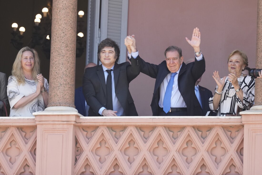 Pemimpin oposisi Venezuela Edmundo Gonzalez Urrutia, kanan tengah, dan Presiden Argentina Javier Mili berpegangan tangan dari balkon gedung pemerintah di Buenos Aires, Argentina, Sabtu, 4 Januari 2025.