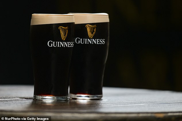 Pencuri telah mencuri truk berisi 35.000 pint Guinness di tengah kekurangan minuman secara nasional. Pencuri telah mencuri truk berisi 35.000 pint Guinness di tengah kekurangan minuman secara nasional.