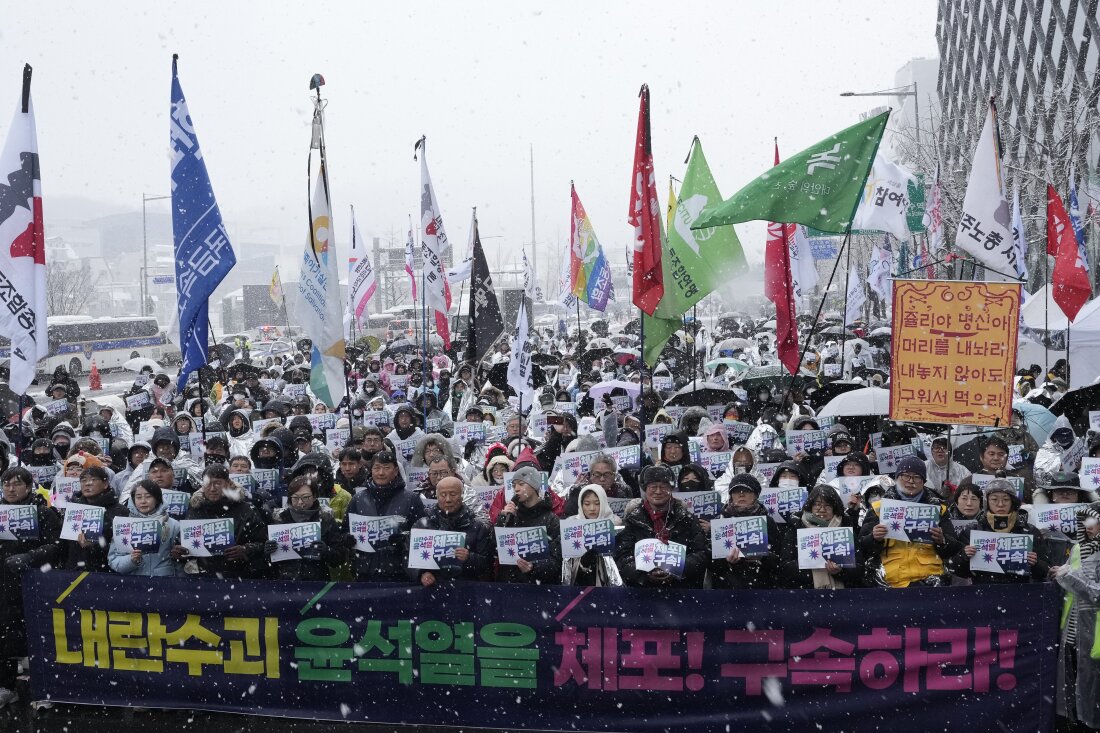Para pengunjuk rasa menggelar unjuk rasa di dekat kediaman presiden di Seoul, Korea Selatan pada hari Minggu menuntut penangkapan Presiden Korea Selatan yang dimakzulkan Yoon Suk-yeol. Baca surat-suratnya