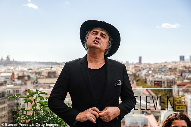 Pete Doherty mengatakan dia muak dengan spekulasi pembunuhan atas kematian aktor Mark Blanco, yang jatuh dari balkon di sebuah pesta 18 tahun lalu, bersikeras ‘Saya tidak membunuhnya’. Pete Doherty mengatakan dia muak dengan spekulasi pembunuhan atas kematian aktor Mark Blanco, yang jatuh dari balkon di sebuah pesta 18 tahun lalu, bersikeras ‘Saya tidak membunuhnya’.