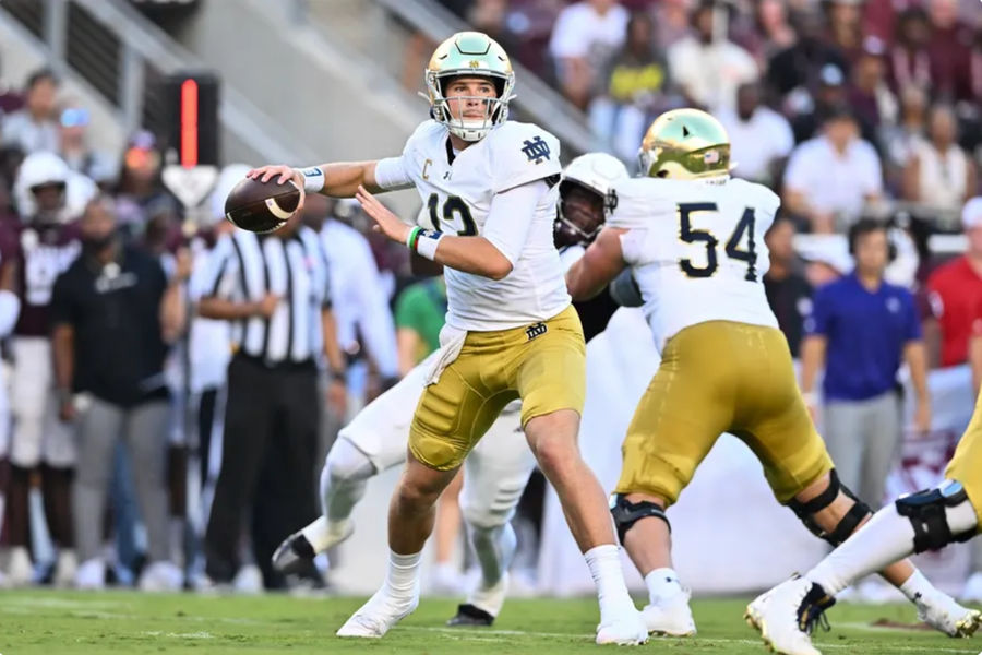 31 Agustus 2024; College Station, Texas, AS; Quarterback Notre Dame Quarterback Irlandia Riley Leonard (13) mencoba mengoper bola pada kuarter pertama melawan Texas A&M Aggies di Kyle Field. Kredit wajib: Gambar Maria Lysaker-Imagne