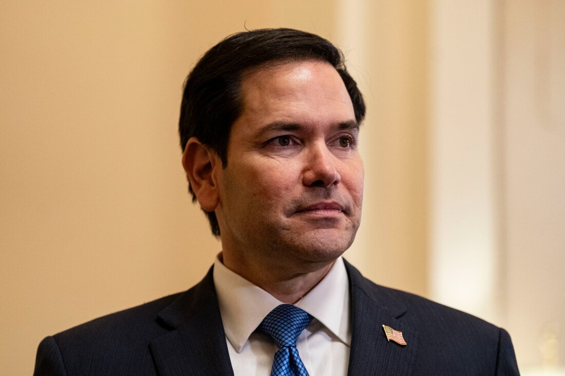 Senator Marco Rubio, Partai Republik dari Florida dan calon Menteri Luar Negeri AS untuk Presiden terpilih AS Donald Trump, berfoto bersama Pemimpin Mayoritas Senat Chuck Schumer, Demokrat dari New York, di US Capitol di Washington, DC, pada 10 Desember. 2024.