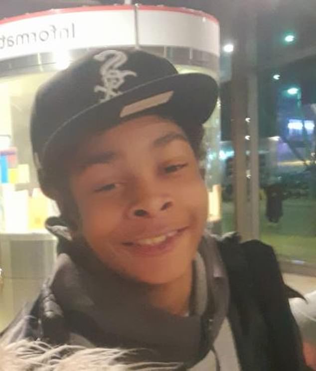 Polisi menyebutkan dua remaja yang ingin mereka ajak bicara setelah rapper berusia 14 tahun dibacok hingga tewas di bus di Woolwich di tengah ‘perang wilayah’ Polisi menyebutkan dua remaja yang ingin mereka ajak bicara setelah rapper berusia 14 tahun dibacok hingga tewas di bus di Woolwich di tengah ‘perang wilayah’