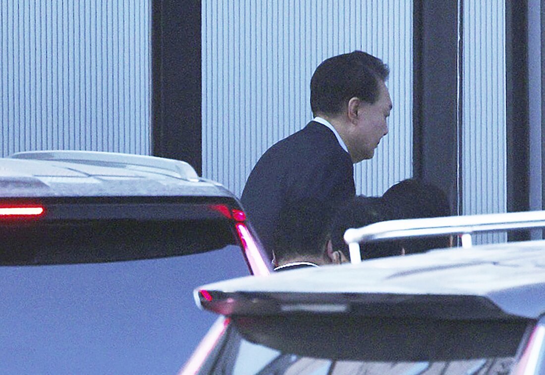 Presiden Korea Selatan yang dimakzulkan Yoon Suk-yeol tiba di kantor investigasi korupsi pejabat tinggi di Gwacheon, Korea Selatan, pada hari Rabu.