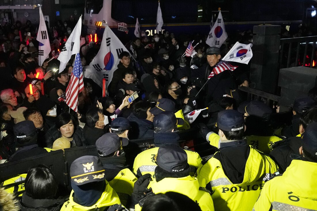 Petugas polisi berjaga saat pendukung Presiden Korea Selatan yang dimakzulkan Yoon Suk-yeol mencoba memasuki Pengadilan Distrik Seoul Barat di Seoul, Sabtu, 18 Januari 2025.