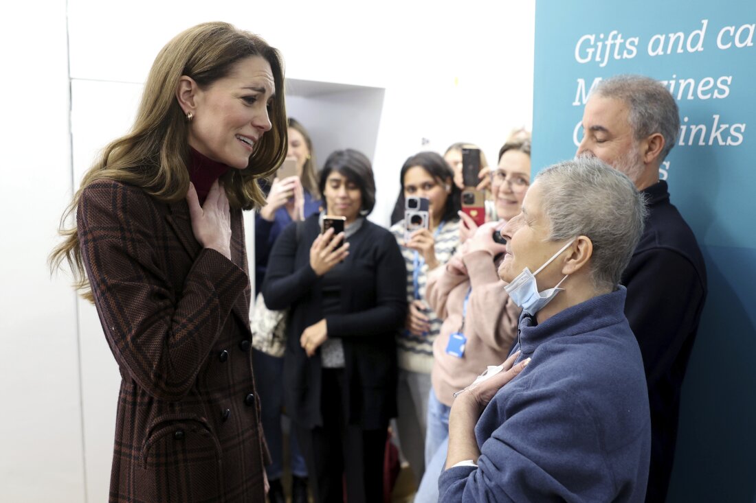 Putri Kate dari Inggris (kiri) berbicara dengan Rebecca Mendelsohn saat berkunjung ke Rumah Sakit Royal Marsden di London pada hari Selasa.