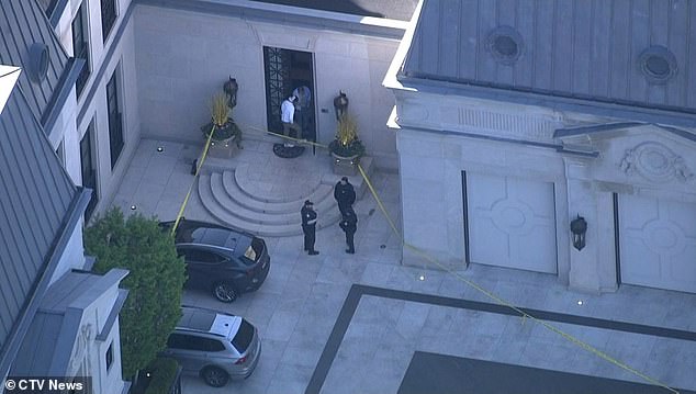 Polisi muncul di tangga rumah besar sang bintang di Toronto pada Mei lalu