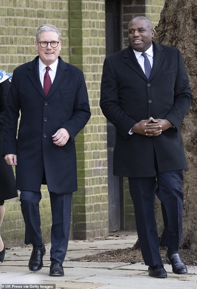 Sebagai anggota parlemen backbench, Menteri Luar Negeri David Lammy (foto bersama Keir Starmer) sebelumnya mencap Trump sebagai 'sosiopat misoginis dan simpatik neo-Nazi'.