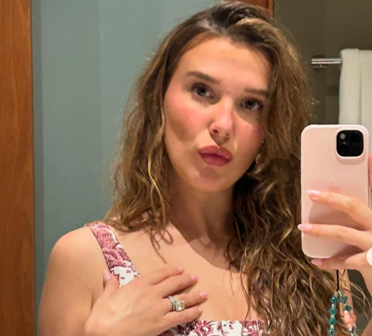 Millie Bobby Brown mengecam komentar yang menuduhnya terlihat ‘tua’ dalam selfie baru Millie Bobby Brown mengecam komentar yang menuduhnya terlihat ‘tua’ dalam selfie baru
