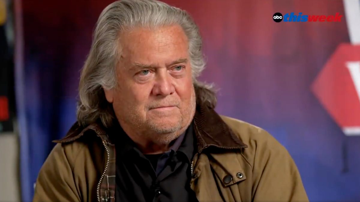 Steve Bannon mengolok-olok Musk, Zuckerberg dan Bezos sebagai ‘pemohon’ untuk ‘penyerahan resmi’ Trump